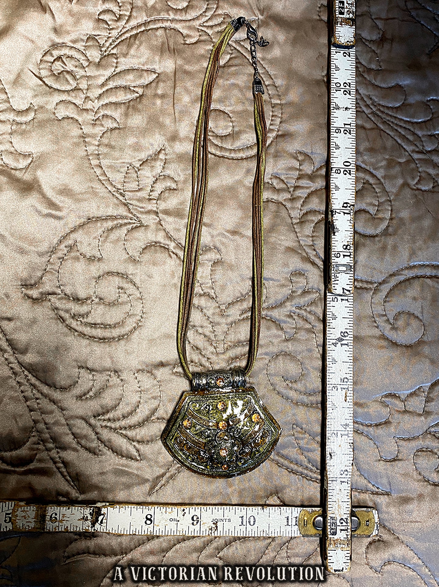 Vintage Y2K Olive Green & Bronze Renaissance Pendant Necklac