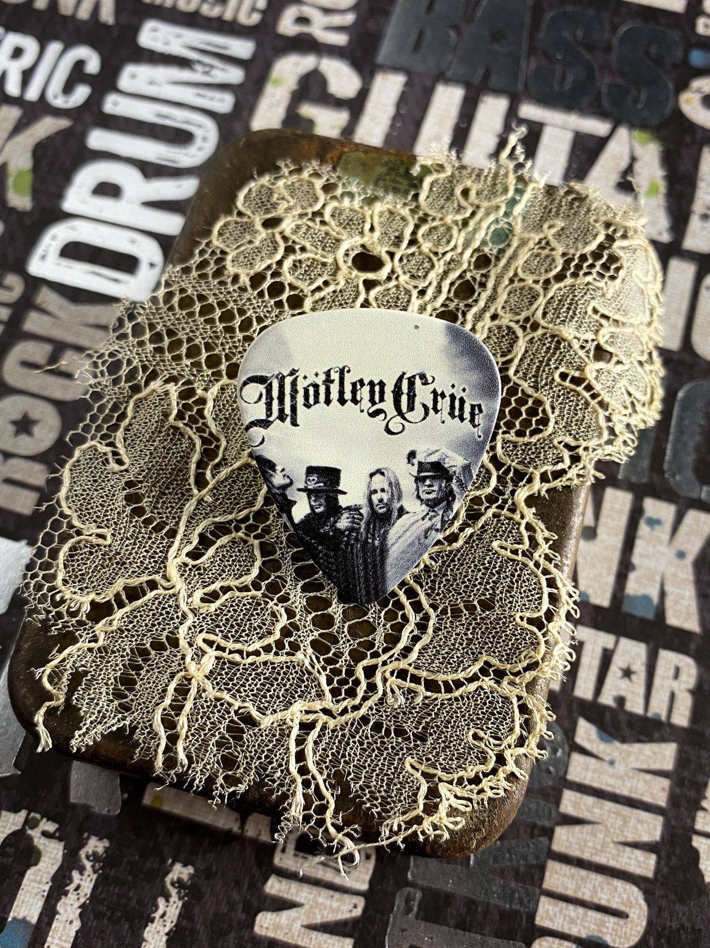 Guitar Pick Pin - Mötley Crüe
