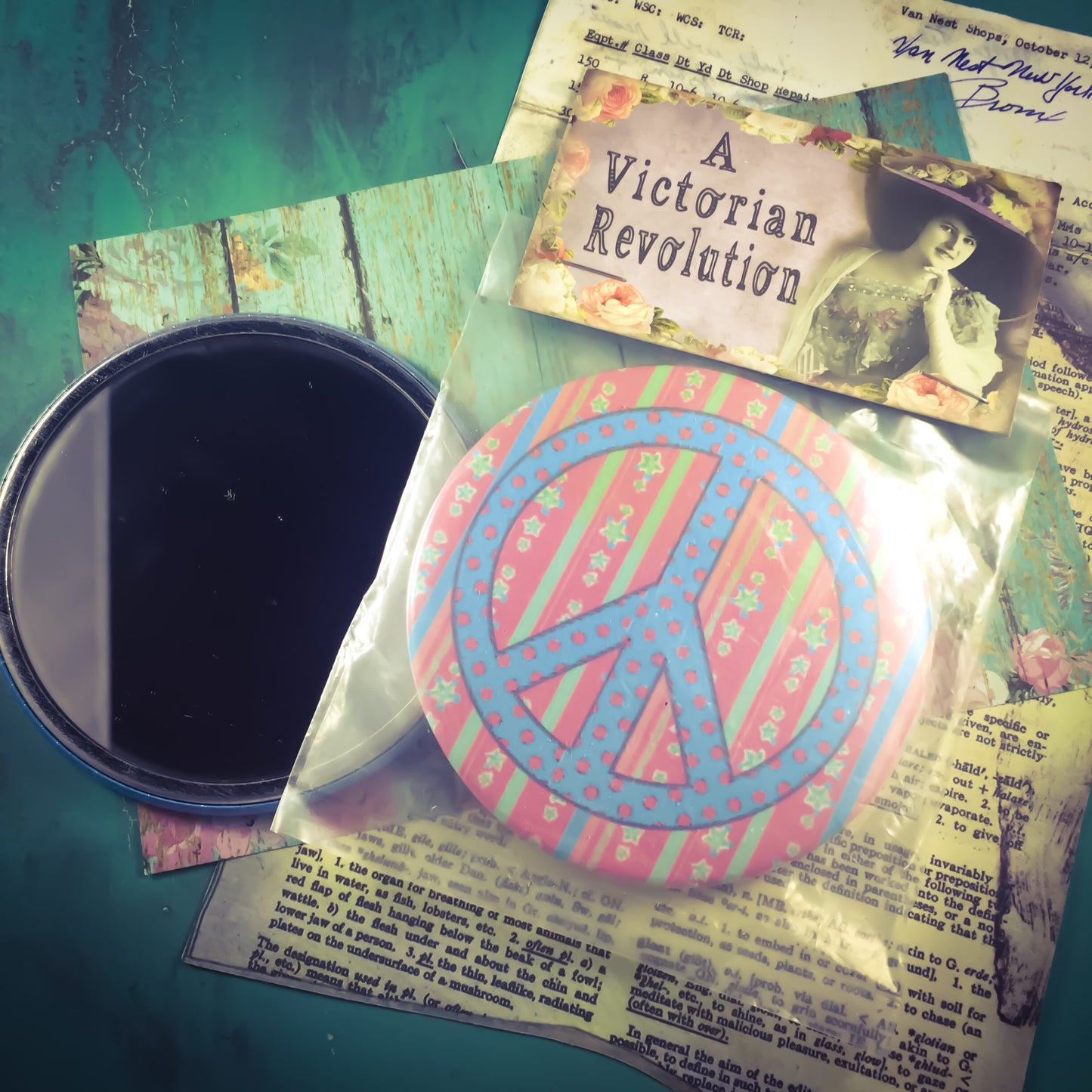 Pocket Mirror - Quirky Peace Sign
