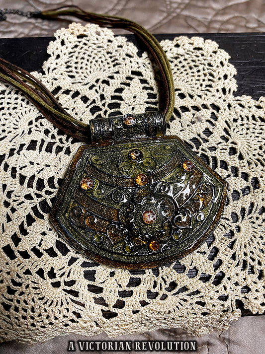 Vintage Y2K Olive Green & Bronze Renaissance Pendant Necklac