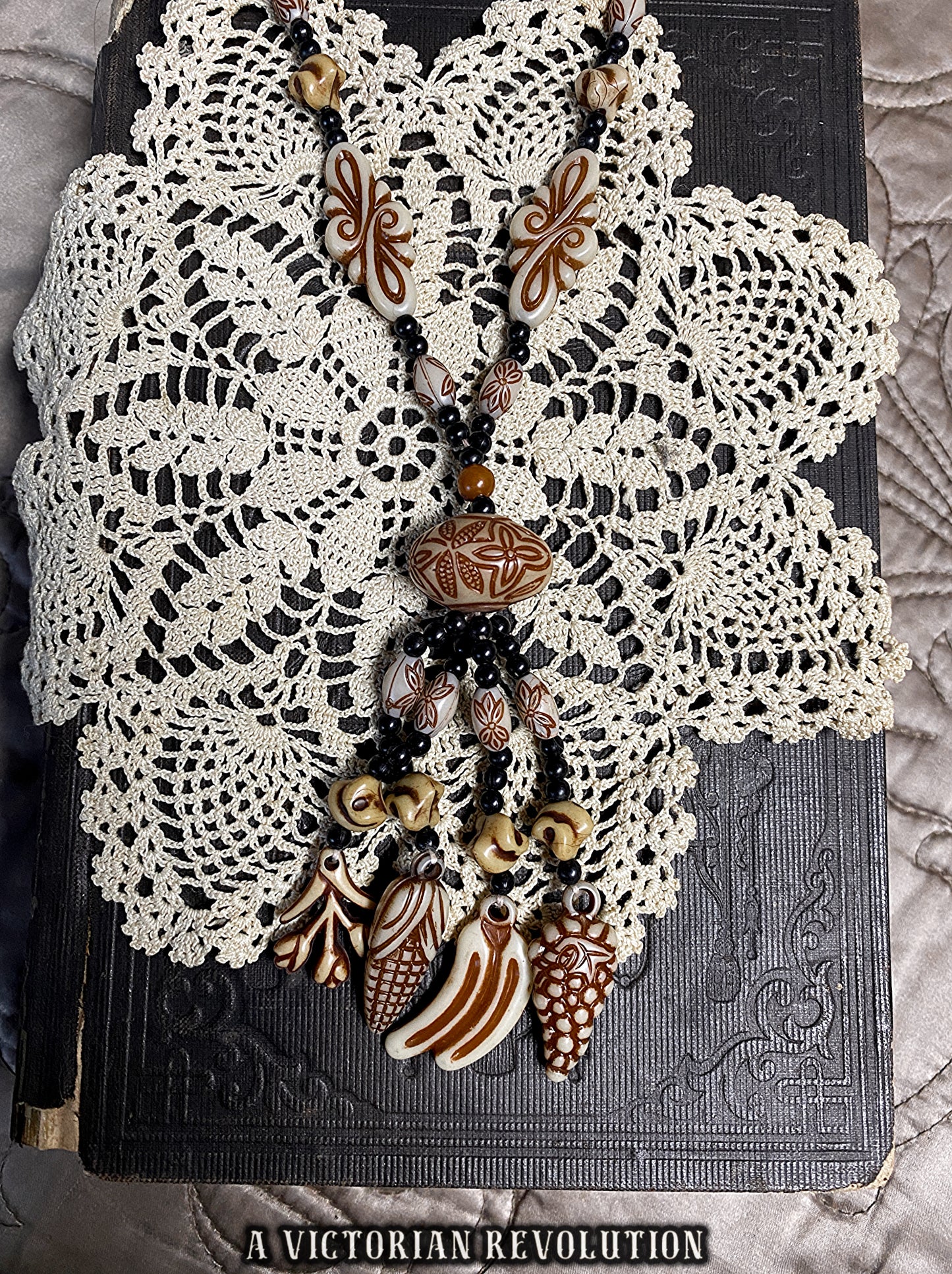 Vintage 1970s Faux Bone Charm Necklace – Retro Resin Folk Art Style Statement